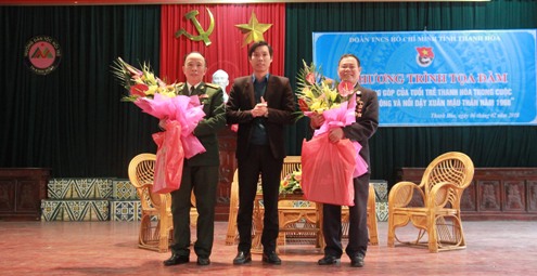 Đồng chí Nguyễn Hữu Tuất trao hoa và quà cho các nhân chứng lịch sử